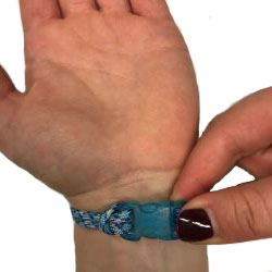 One color cobra weave paracord bracelet step 6
